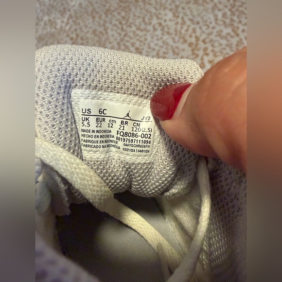 Air Jordan 1 mid Grey Size: 6 (Toddler) - Picture 9 of 9